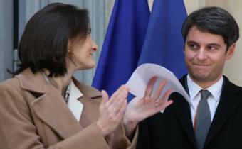 Amélia Oudéa-Castéra et Gabriel Attal, au ministère de l'éducation nationale, lors de la passation de pouvoir. Capture d'écran.