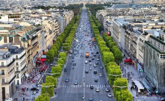 Paris, avenue des Champs-Élysées.