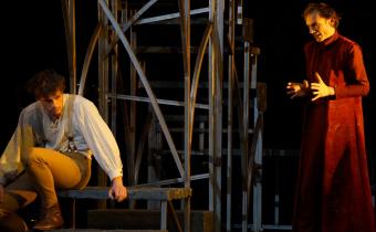 Faust de Goethe, au théâtre le Ranelagh. Photo Ben Dumas. Romain Dutheil (G) et Ronan Rivière (D).