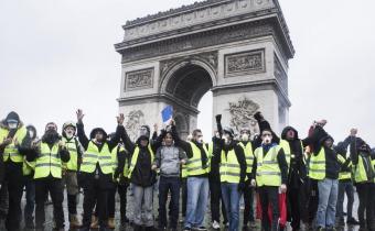Manifestation Giles Jaunes, devant l'Arc de Triomphe à Paris.