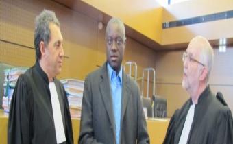 André Mikano, entouré de ses deux avocats devant le tribunal correctionnel, 10 févr. 2013.