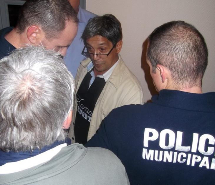 Michel Lecomte cerné par la police municipale avant d'être évacué. Photo Ladepeche.fr 