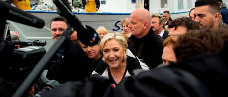 Marine Le Pen et, derrière, son garde du corps, Thierry Légier.
