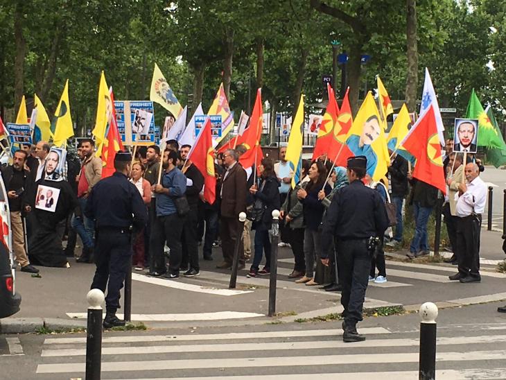 Manifestation pro-kurde, 1er juillet 2016, à Paris, à proximité de l'ambassade d'Allemagne.