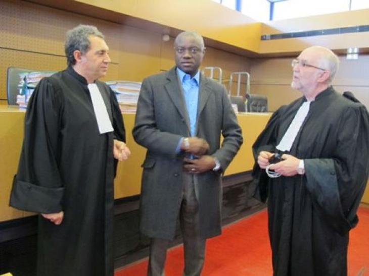 André Mikano, entouré de ses deux avocats, Jeffrey Schinazi et Michel Stansal, 10 déc. 2013. DR.