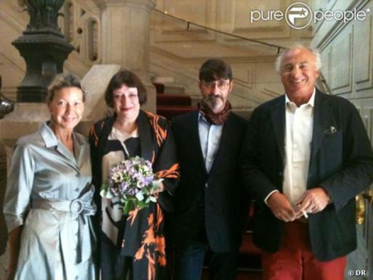 Franck Sorbier et Isabelle Tartière entourés de leurs témoins, 27 août 2011. Capture d'écran purepeople.com.