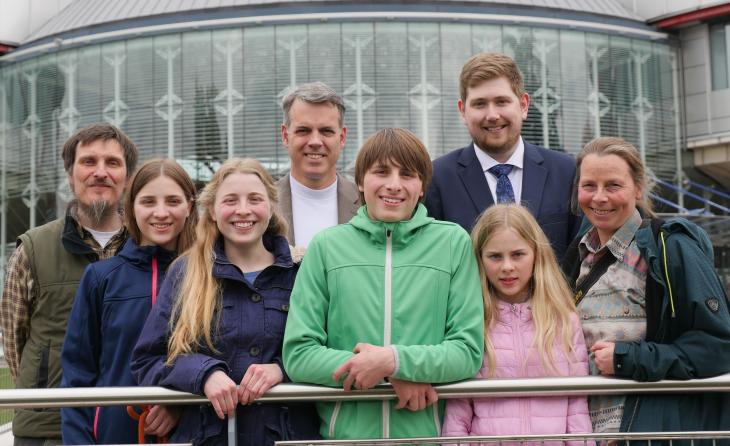 Les parents Wunderlich et leurs quatre enfants et, en arrière-plan, leurs conseils. Photo ADF.